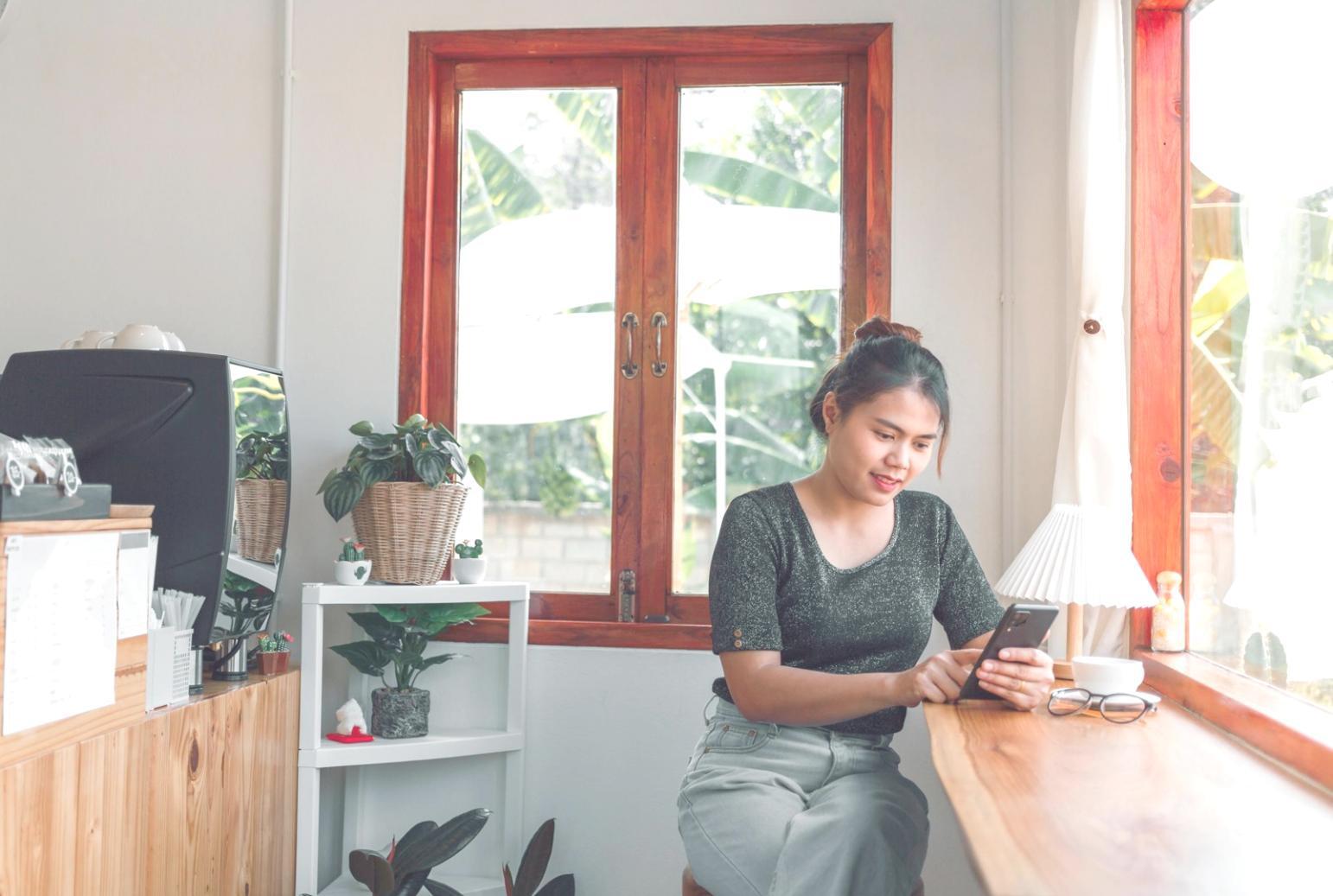 Estudiante aprendiendo gestión financiera minimalista en su espacio de trabajo