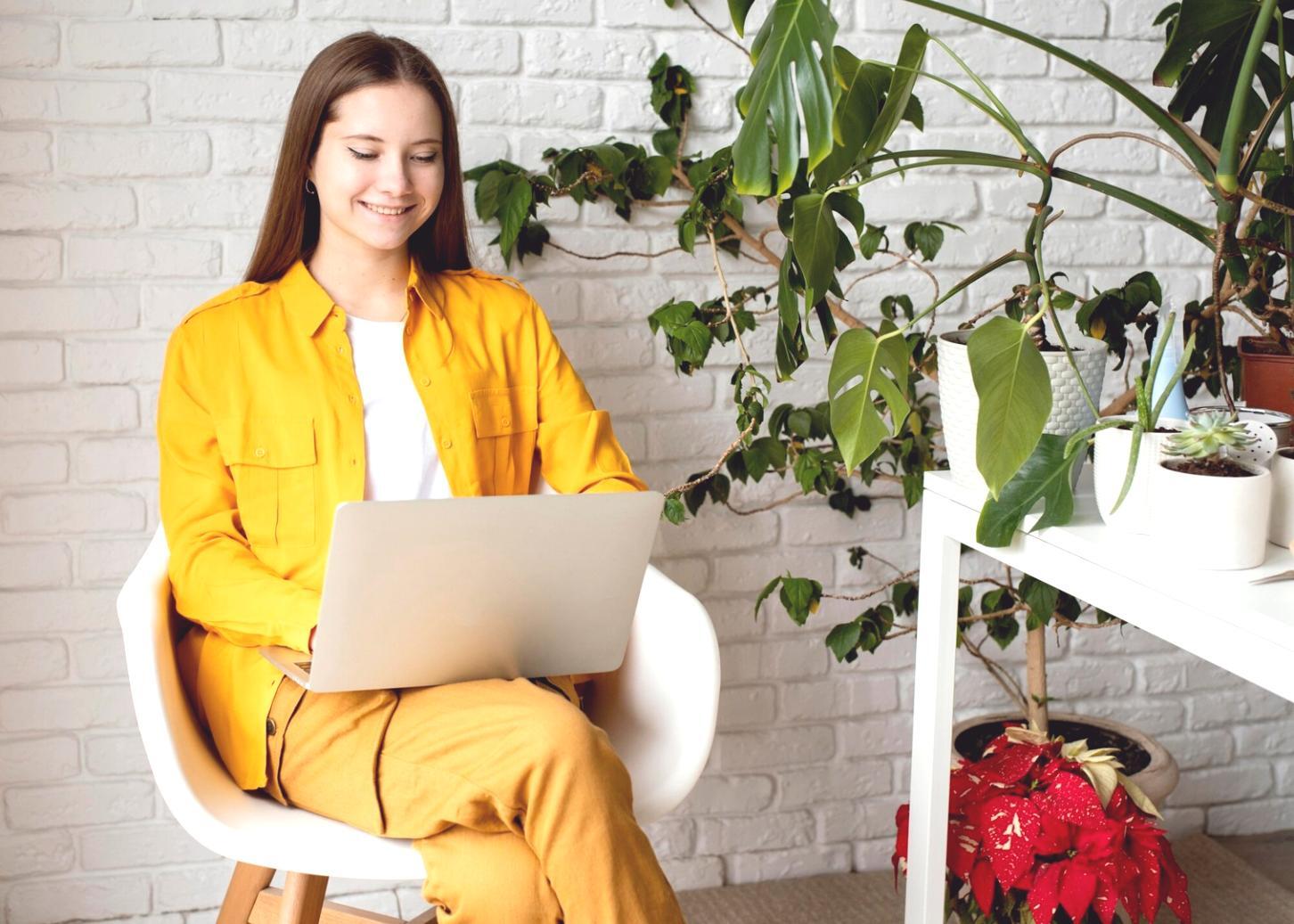 Persona trabajando en su plan financiero con enfoque minimalista